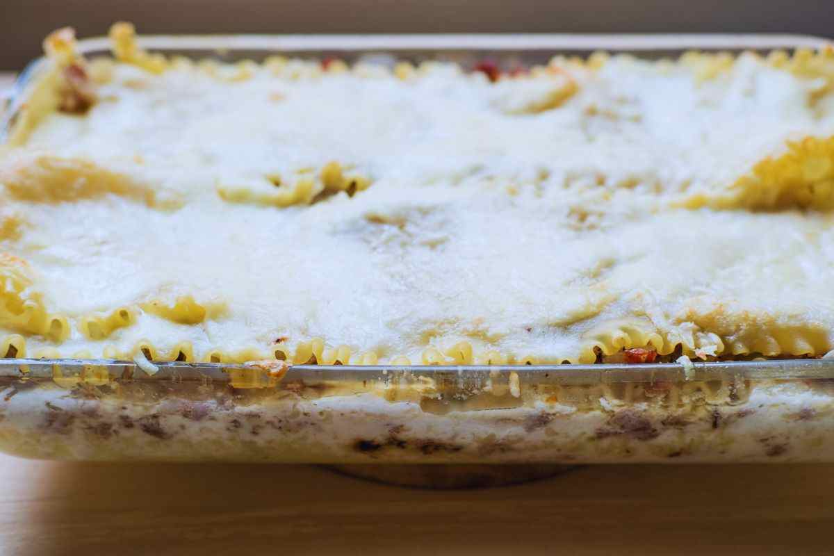 Teglia di lasagne in bianco