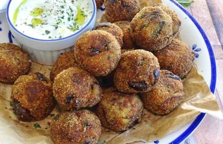 Polpette di melanzane con salsa yogurt