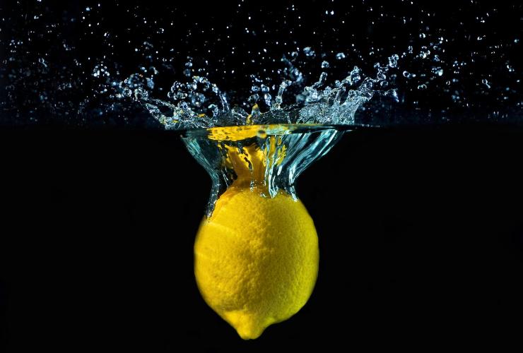 Limone cade in acqua fredda