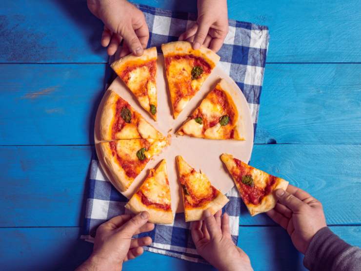 pizza tagliata a spicchi