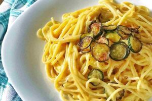 Carbonara di zucchine in un vassoio