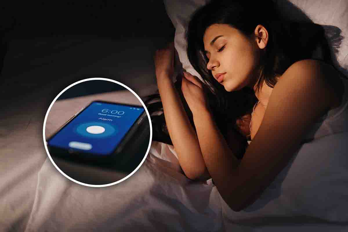 Cellulare sveglia donna dormiente