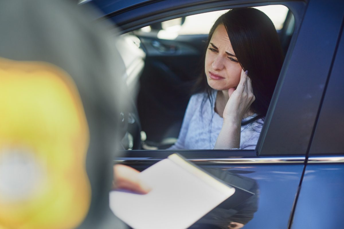 donna in auto e multa