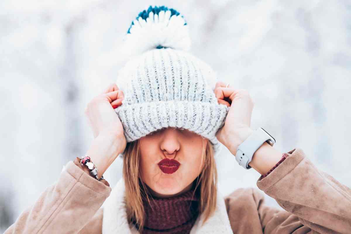 Donna indossa il cappello 