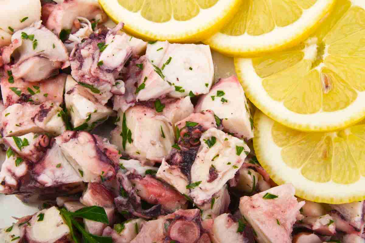 Insalata di polpo con fette di limone