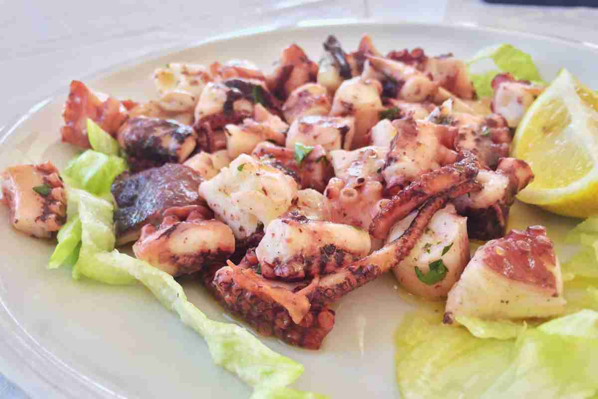 Insalata di polpo prezzemolata su foglie di lattuga