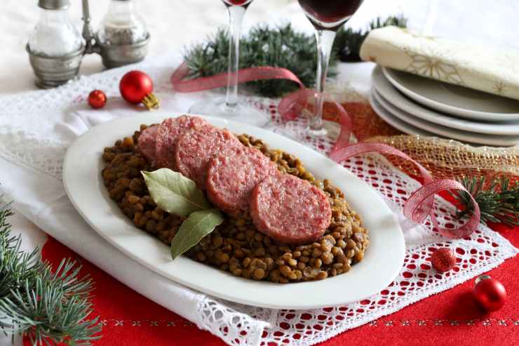 cotechino e lenticche in vassoio sulla tavola di Capodanno