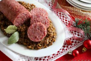 Lenticchie e cotechino in un vassoio ovale