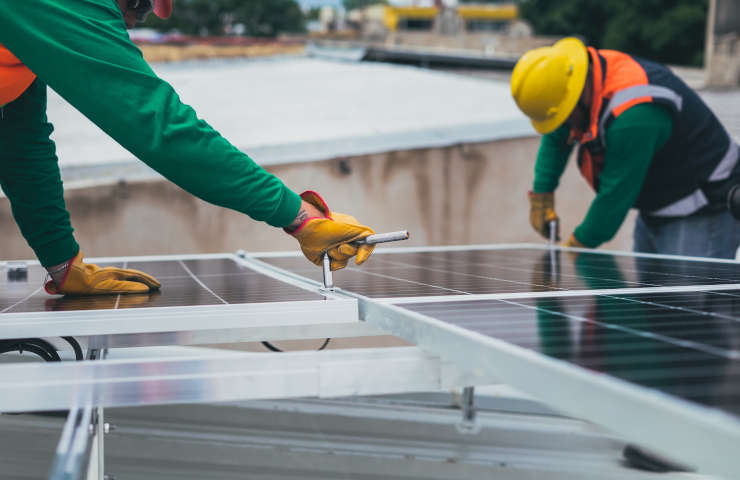 Operai che lavorato al fotovoltaico