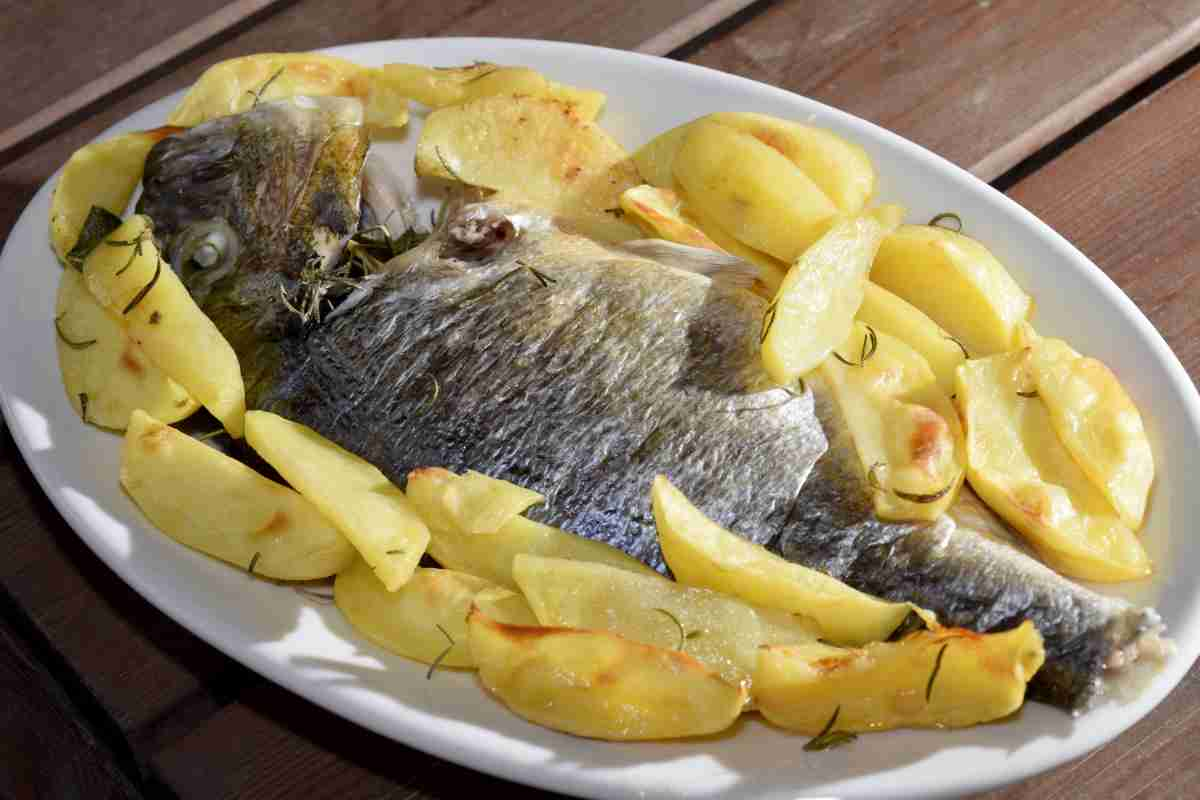 Orata al forno con patate in un vassoio