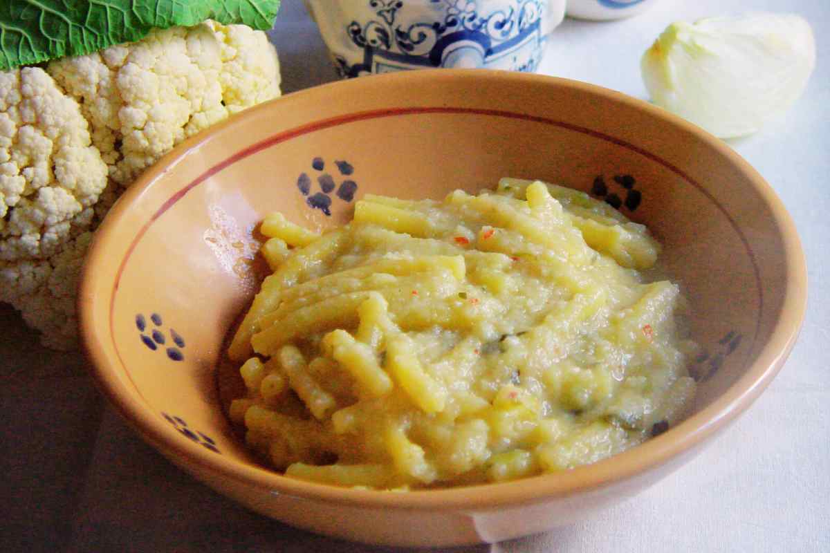 Pasta con il cavolo in una terrina