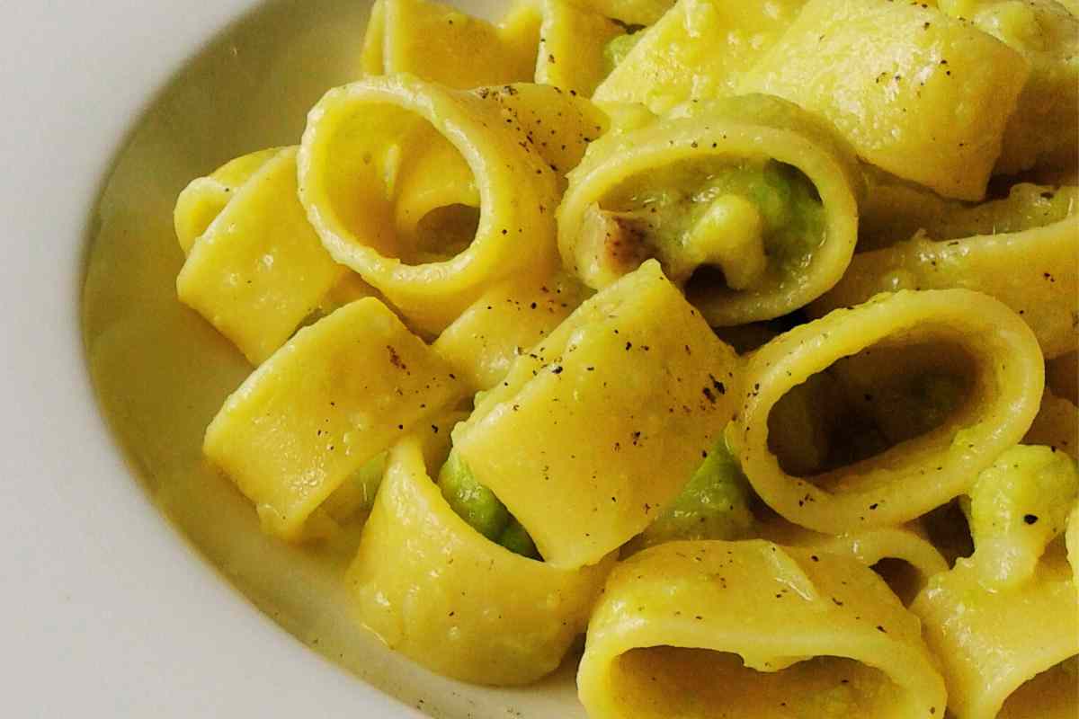 Pasta e cavolo cremosa in un piatto