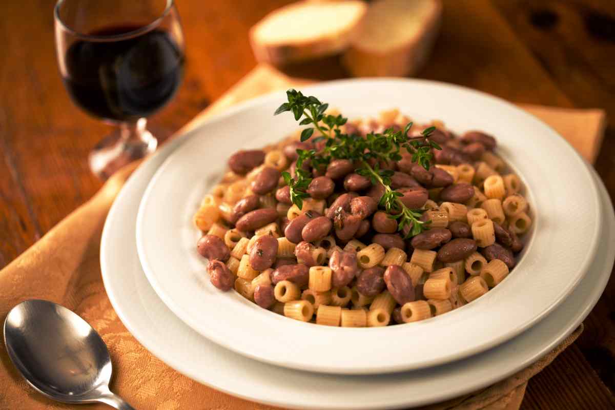 Pasta e fagioli in un piatto sulla tavola