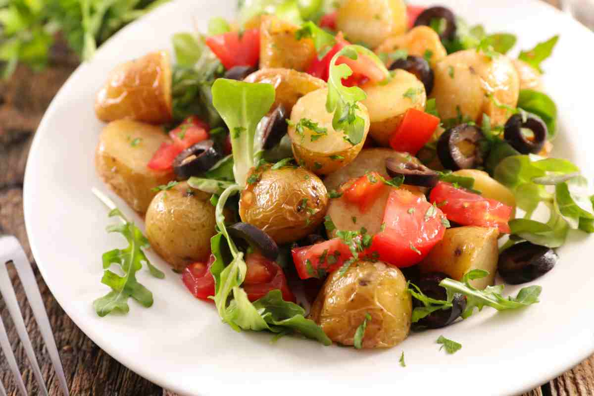 Patate alla mediterranea in un piatto