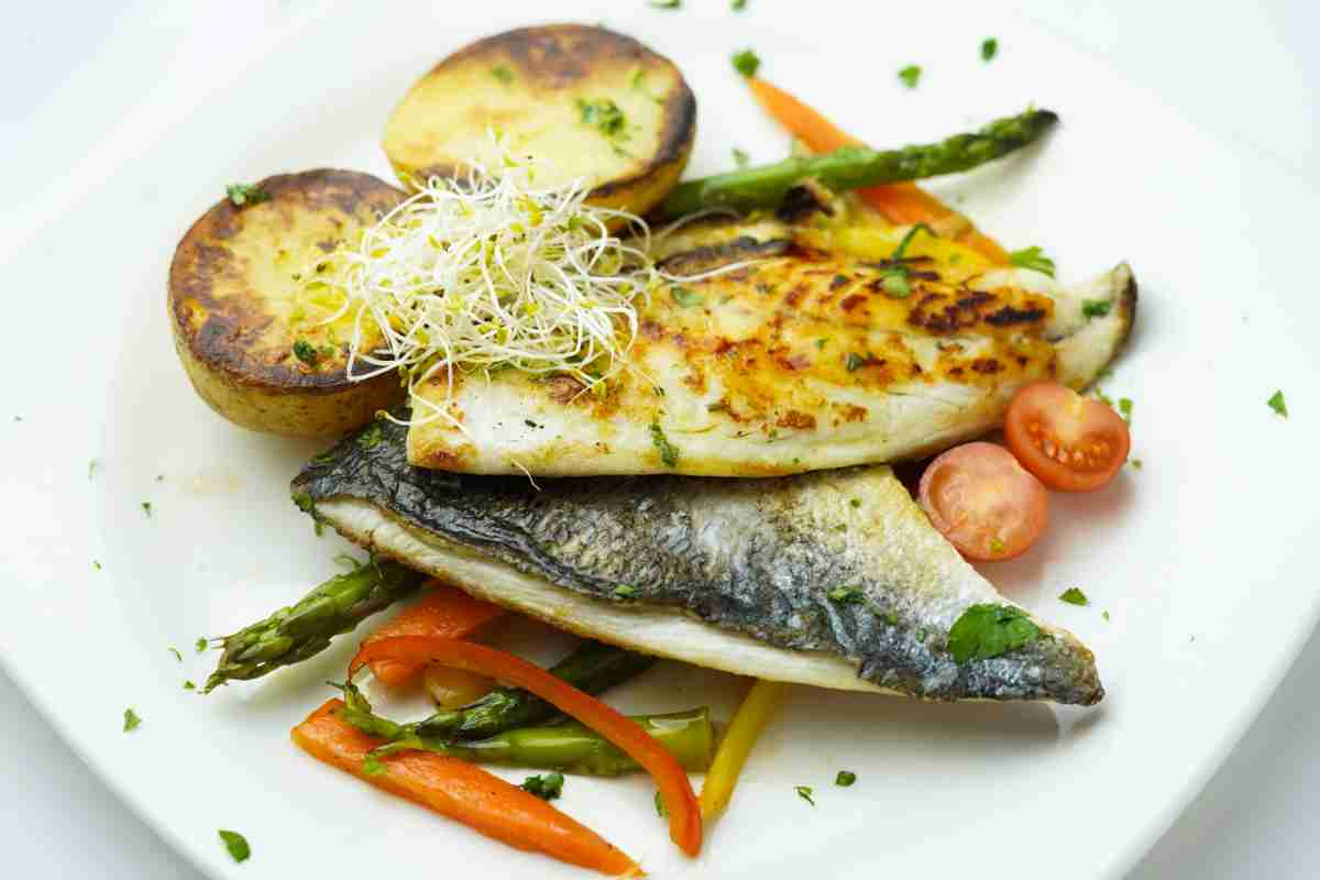 Filetti di pesce al forno in un piatto