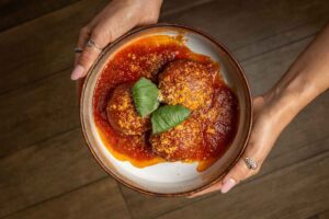 Piatto con polpette al sugo