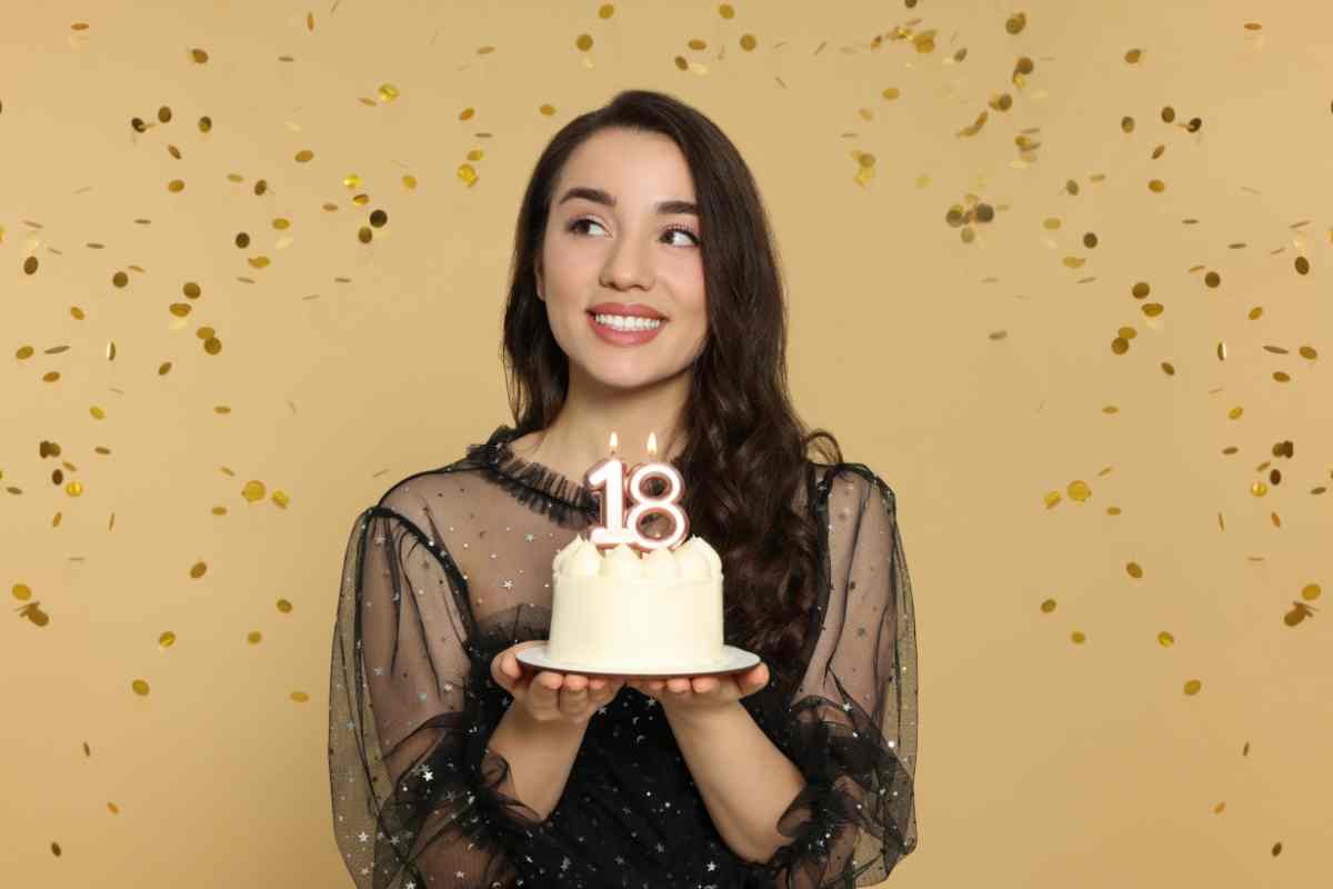 Ragazza con torta 18 anni 