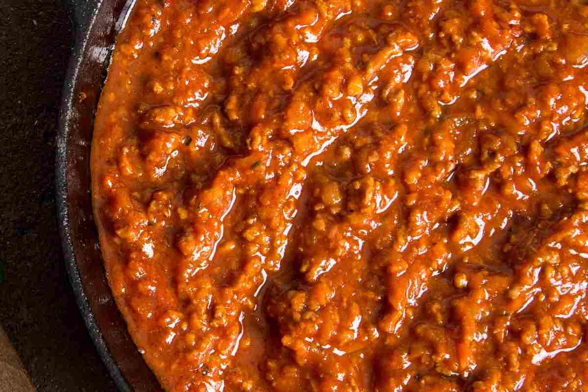 Ragù alla bolognese in un tegame