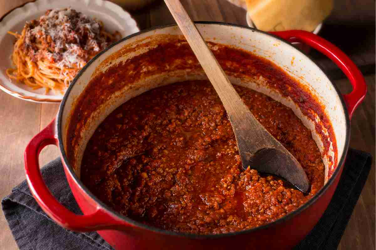 pentola con ragù alla bolognese