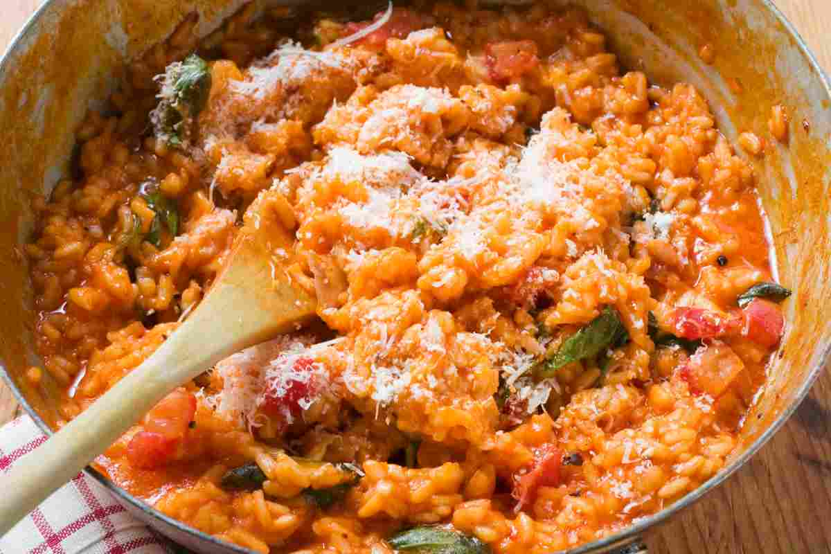 Mantecatura del risotto alla parmigiana di melanzane in una padella