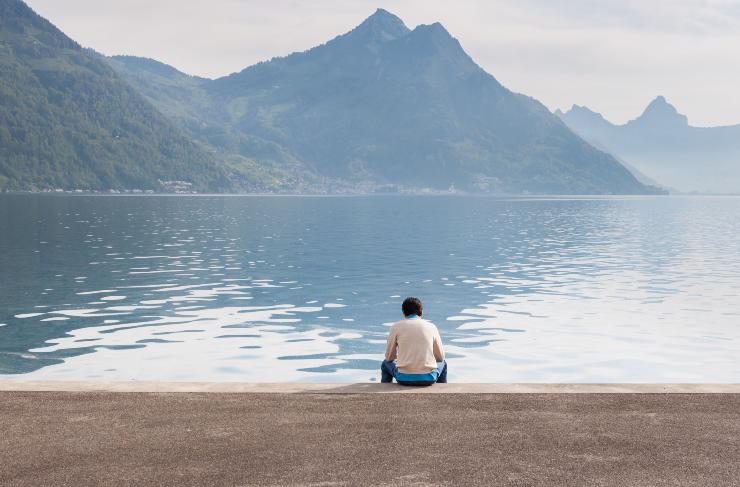 Uomo solo di fronte ad un lago