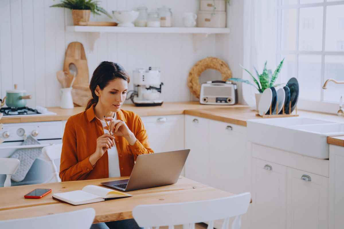 ragazza al computer