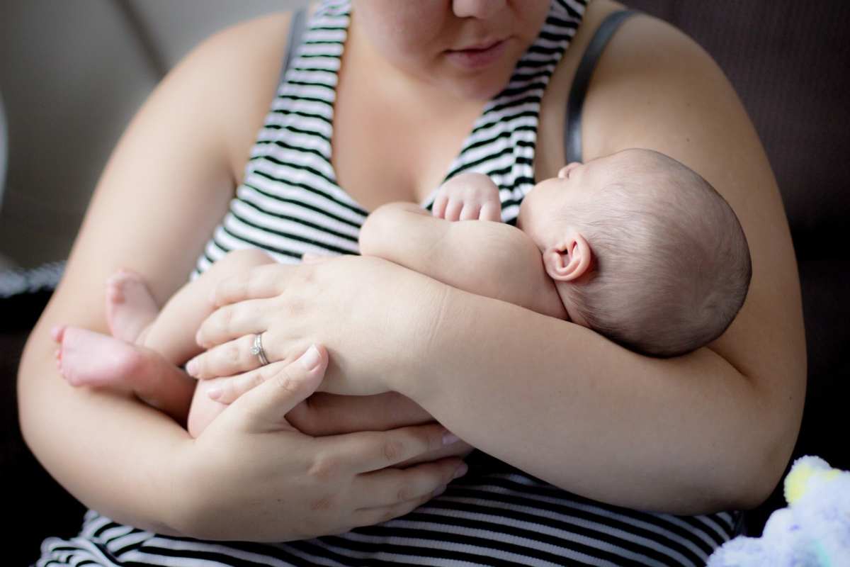 mamma con il neonato in braccio