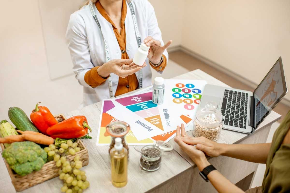 medico e paziente con cibo sul tavolo