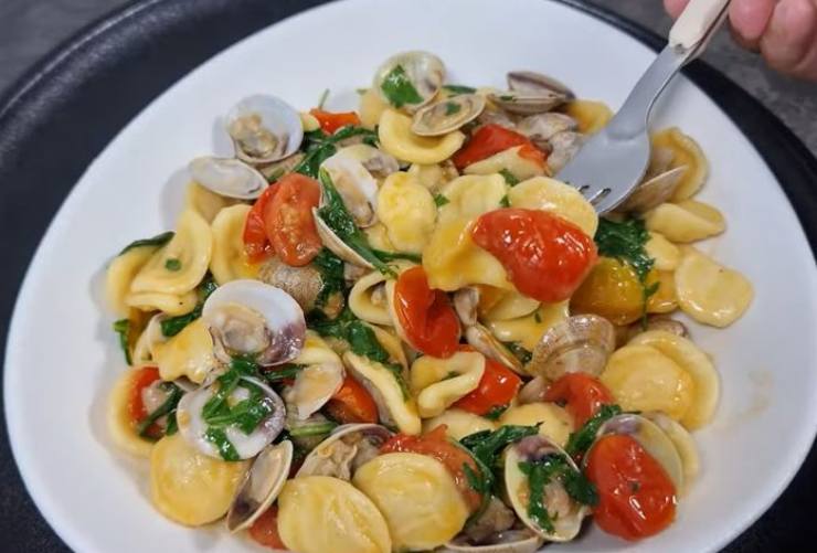 orecchiette vongole pomodorini e rucola