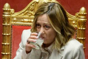 giorgia meloni che beve