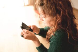 ragazza con il cellulare in mano