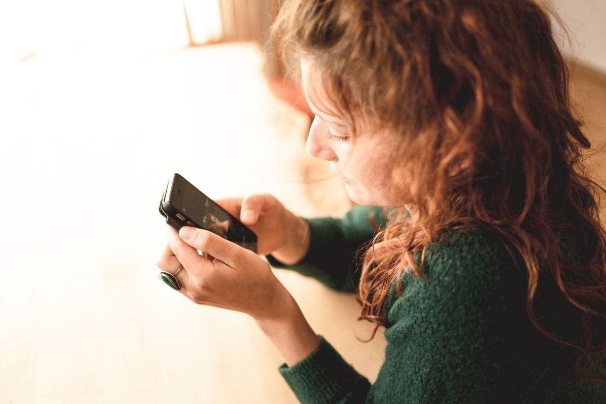 ragazza con il cellulare in mano