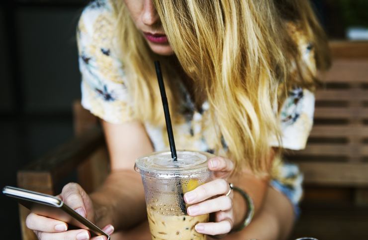 ragazza con il cellulare in mano