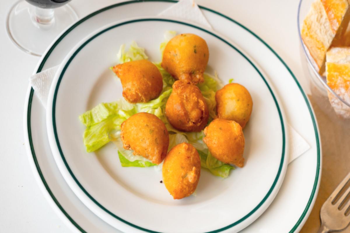 zeppole di alche nel piatto