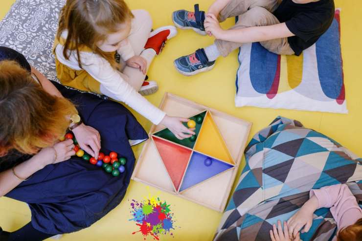 Bambini che giocano con i colori 