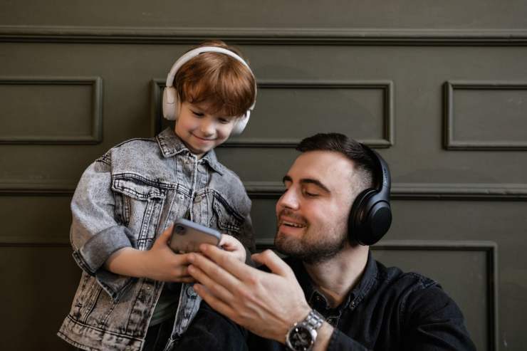 Bambino che ascolta la musica col suo papà 