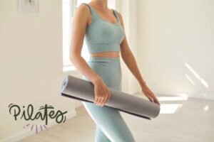 Donna con materassino per Pilates