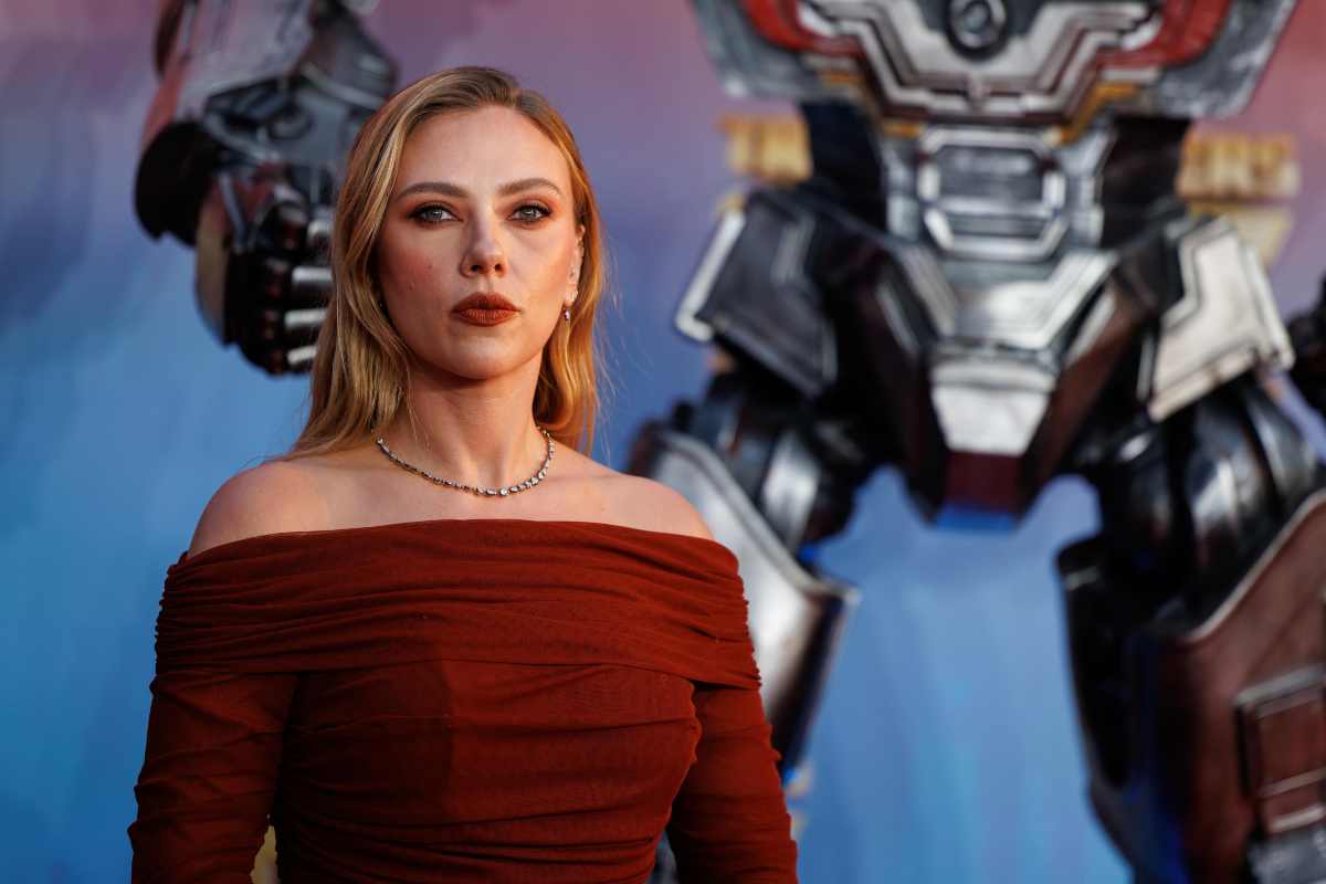 Scarlett Johansson in posa alla premiere europea degli Avengers