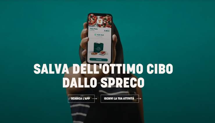 la schermata iniziale di Too Good To Go: una ragazza che regge il cellulare con l'applicazione installata 