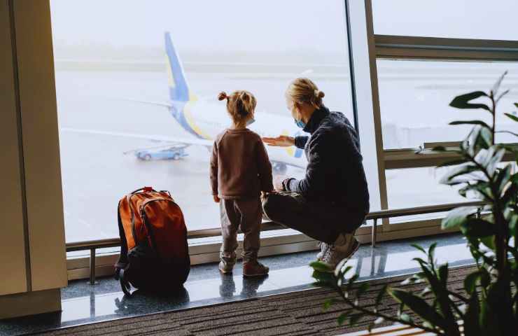 mamma mostra alla figlia un aereo