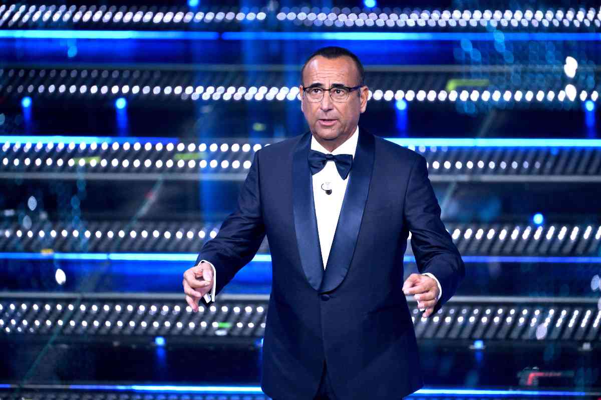 carlo conti sul palco di sanremo