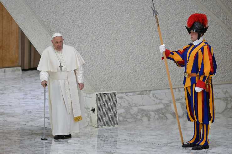 papa francesco e uan guardia svizzera